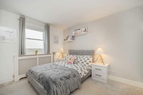 2 bedroom flat for sale, St. Ann's Crescent, London SW18