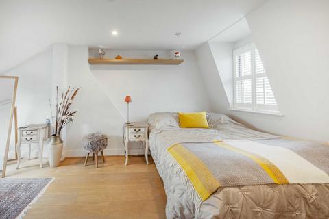 2 bedroom flat for sale, Gowrie Road, London SW11