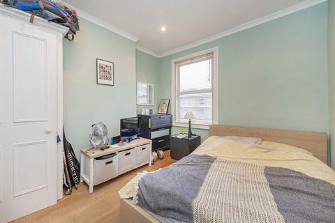 2 bedroom flat for sale, Gowrie Road, London SW11