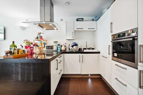 1 bedroom flat for sale, Bridges Court Road, London SW11