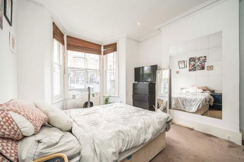 3 bedroom flat for sale, Rush Hill Road, London SW11