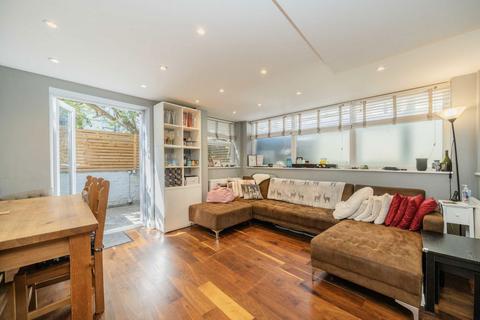 4 bedroom flat for sale, Queenstown Road, London SW8