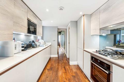 4 bedroom flat for sale, Queenstown Road, London SW8