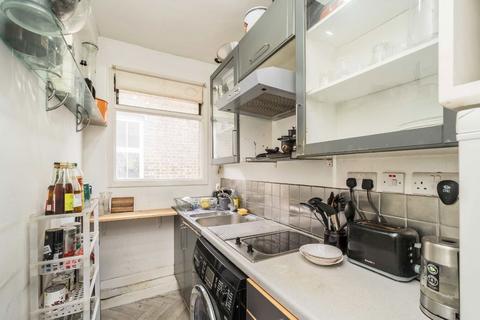 2 bedroom flat for sale, North Side Wandsworth Common, London SW18