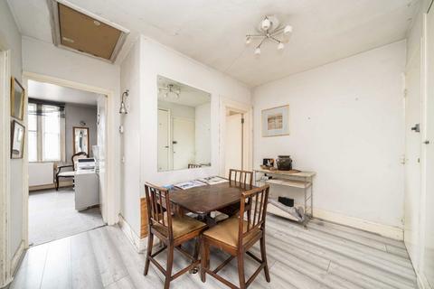 2 bedroom flat for sale, North Side Wandsworth Common, London SW18