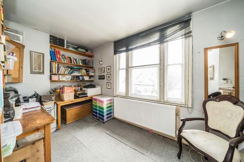 2 bedroom flat for sale, North Side Wandsworth Common, London SW18