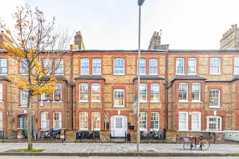 2 bedroom flat for sale, Queenstown Road, London SW8