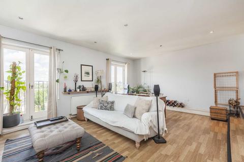 2 bedroom flat for sale, Lavender Hill, London SW11