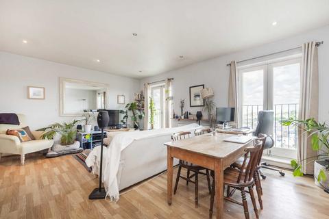 2 bedroom flat for sale, Lavender Hill, London SW11