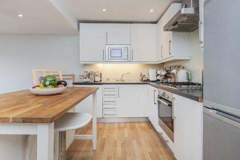 2 bedroom flat for sale, Lavender Hill, London SW11