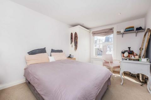 2 bedroom flat for sale, Lavender Hill, London SW11