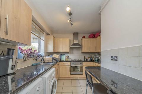 3 bedroom flat for sale, Ilminster Gardens, London SW11