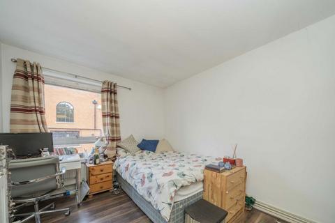 3 bedroom flat for sale, Ilminster Gardens, London SW11