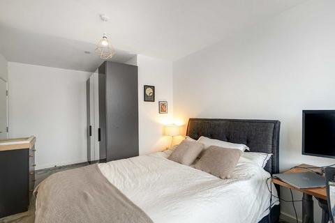 1 bedroom flat for sale, Lombard Road, London SW11