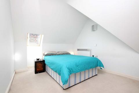 1 bedroom flat for sale, Mossbury Road, London SW11