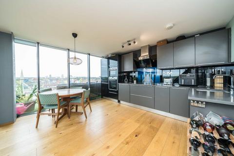 2 bedroom flat for sale, St. John's Hill, London SW11