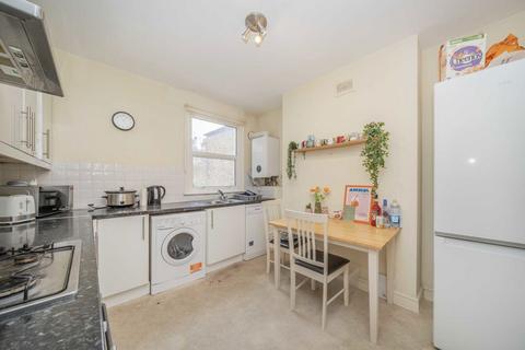 3 bedroom flat for sale, Jedburgh Street, London SW11