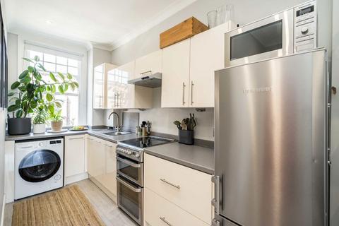 2 bedroom flat for sale, Queenstown Road, London SW8