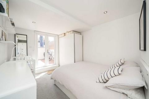 2 bedroom flat for sale, Queenstown Road, London SW8