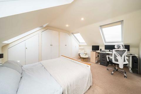 2 bedroom flat for sale, Wandsworth Common West Side, London SW18