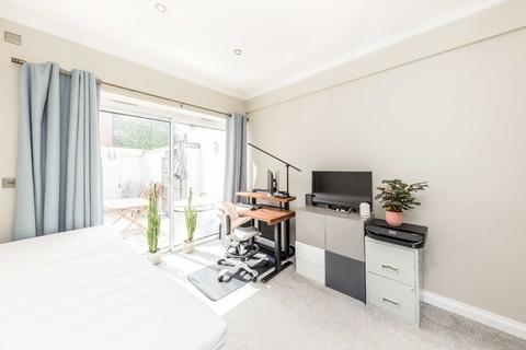 2 bedroom flat for sale, Robertson Street, London SW8