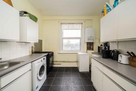 3 bedroom flat for sale, Cologne Road, London SW11