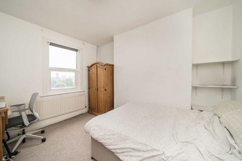 3 bedroom flat for sale, Cologne Road, London SW11