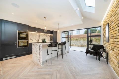 4 bedroom house for sale, Eccles Road, London SW11