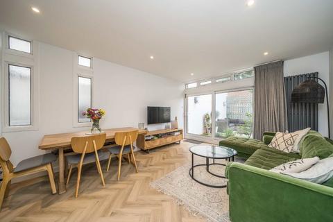 2 bedroom maisonette for sale, Cedars Road, London SW4