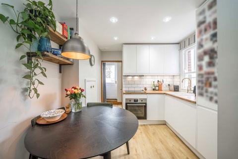 2 bedroom flat for sale, Queenstown Road, London SW8