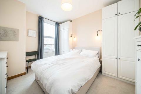 2 bedroom flat for sale, Queenstown Road, London SW8