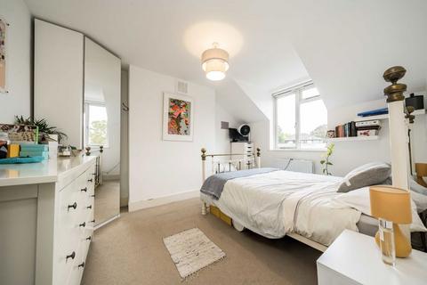 3 bedroom flat for sale, Garfield Road, London SW11