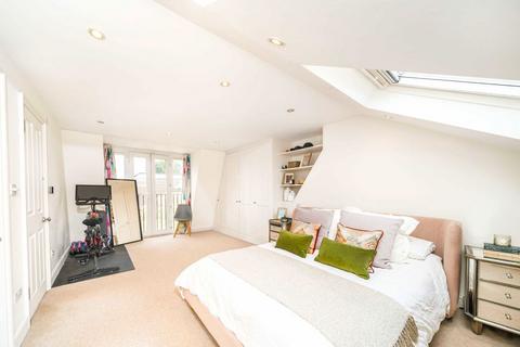 4 bedroom terraced house for sale, Midhurst Road, London W13