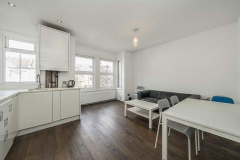 3 bedroom flat for sale, Elthorne Avenue, London W7