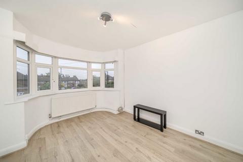 3 bedroom flat to rent, Ruislip Close, Greenford UB6