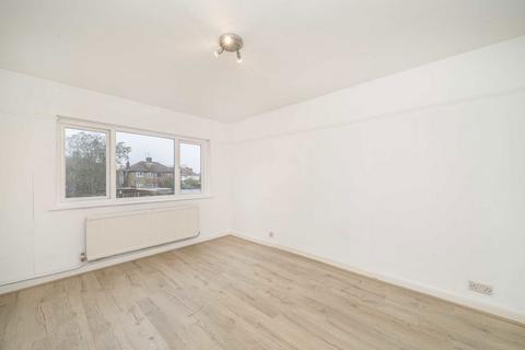 3 bedroom flat to rent, Ruislip Close, Greenford UB6