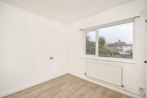 3 bedroom flat to rent, Ruislip Close, Greenford UB6