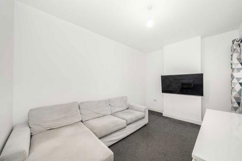 2 bedroom flat to rent, Junction Road, London W5