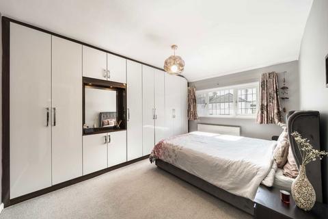 74 Townholm Crescent, London, W7 2NA