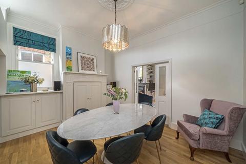 5 bedroom house to rent, Courtfield Gardens, London W13