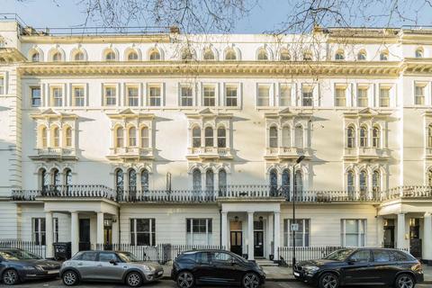 3 bedroom flat to rent, Kensington Gardens Square, London W2