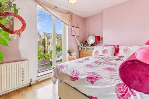 1 bedroom flat for sale, Gautrey Road, London SE15