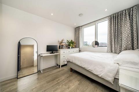 2 bedroom flat for sale, Woods Road, London SE15