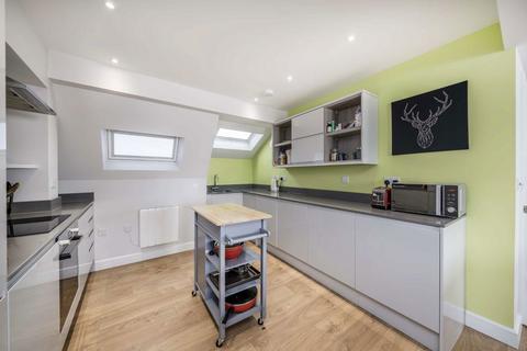 2 bedroom flat for sale, Upper Richmond Road, London SW15