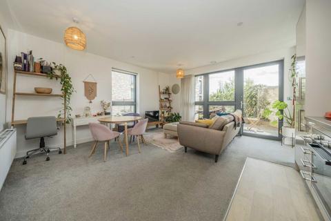 2 bedroom flat for sale, Osiers Road, London SW18