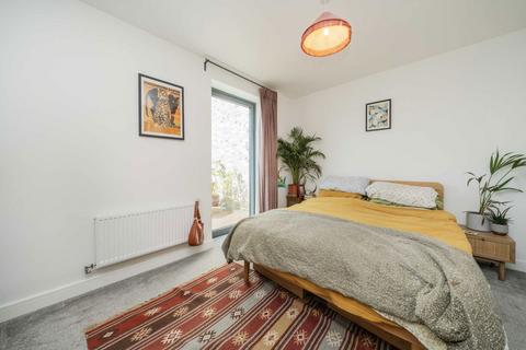 2 bedroom flat for sale, Osiers Road, London SW18