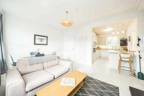 2 bedroom flat for sale, Disraeli Road, London SW15