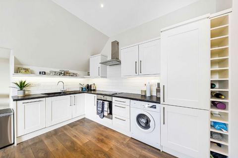 3 bedroom flat for sale, Keswick Road, London SW15