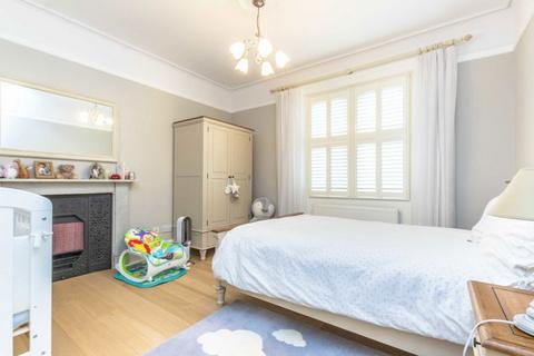 2 bedroom flat to rent, West Hill, London SW15