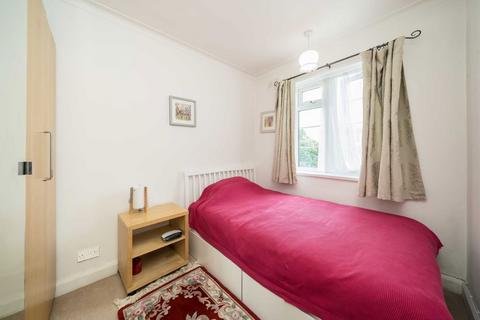 2 bedroom flat for sale, Sheen Court, Richmond TW10